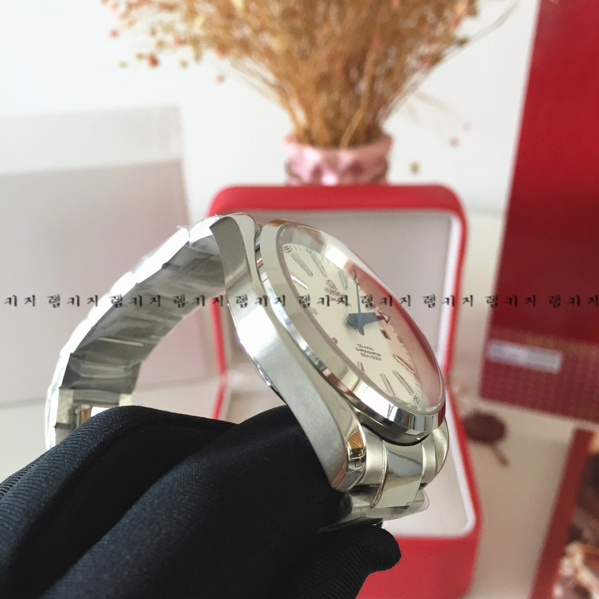 오메가 아쿠아테라 화이트 다이얼 메탈시계